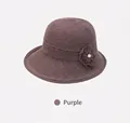 Detalle de sombrero de punto morado con flor decorativa y perla blanca central - Talla Única 58cm / Morado