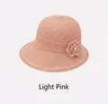 Detalle de un sombrero de sol de punto rosa claro para mujer con flor y perla - Talla Única 58cm / Rosa Claro