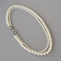 Collana a doppio strato di perle bianche con fibbia a infinito in argento e zirconi - Bianco Sporco