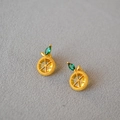 Elegantes pendientes de limón bañados en oro con circonitas brillantes amarillas y verdes - Estilo de Rodaja de Limón (MYE0773-GD)