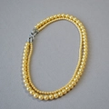 Dettaglio macro della collana di perle champagne con chiusura a forma di otto brillante - Giallo Perla Dorata