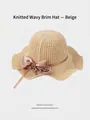 Chapeau de soleil en tricot beige avec bord ondulé et nœud rose orné d'une boucle - Taille Unique 58cm / Beige