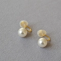 Gros plan détaillé de clips d'oreilles perles rondes avec métal doré et coussinets - 650 Blanc Crème 10mm