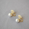 Détail de clips d'oreilles perles rondes avec spirale dorée et coussinets en silicone - 650 Blanc Crème 8mm