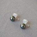 Détail de boucles d'oreilles clips perles gris foncé avec coussinet silicone - Gris Tahiti 10mm