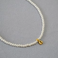 Elegante collar de perlas con colgante en forma de U dorado en tela texturizada - Perla Blanca-Herradura Dorada