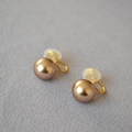Vue détaillée des boucles d'oreilles clips perles champagne avec coussinets silicone - Café Champagne 12mm