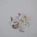 Detalle de los pendientes de serpiente en plata con incrustaciones de esmalte rojo - Serpiente Rojo Sangre