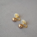 Détail de boucles d'oreilles clips perles rondes avec spirales dorées et coussinets doux - Café Champagne 8mm