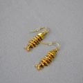 Detalle de pendientes vintage de latón dorado con forma de espina de pez y estructura móvil - Oro Envejecido