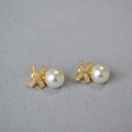 Dettagli di orecchini a lobo a X con zirconi brillanti e perle rotonde lucenti - Bianco Sporco (10mm)