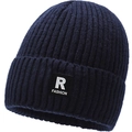 Detail van donkerblauwe gebreide muts met een modieuze logo-patch op de omslag - Blauw (R-label)