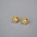 Pendientes dorados redondos con circonitas blancas y bordes de textura retro - Oro Envejecido