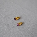 Detail-Makroansicht von runden Amethyst-Edelsteinen in minimalistischen Goldfassungen - Amethyst