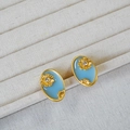 Vintage-Ohrstecker aus Emaille in Hellblau mit goldenen Gänseblümchen und Zirkonia - Hellblaue Blume (MYE0797-WG)