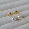 Eleganti orecchini a goccia con perle dorate e perle bianche su vassoio portagioie - 10mm / Bianco