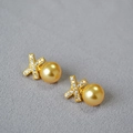 Orecchini a croce X in ottone con zirconi incastonati e perle dorate lucide - Giallo (12mm)