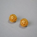 Detalle macro de pendientes de bola trenzada dorada con textura de hilo metalizado - Estilo de Bola Trenzada (Grande) / Oro Vintage (Grande)