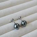 Close-up of elegant dark grey pearl earrings with silver 925 needles on jewelry tray - 10mm / Tahiti Dark Grey