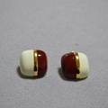 Macro-opname van geometrische vierkante emaille oorbellen met crème en rode kleurblokken - Rood
