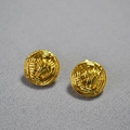 Detalle de aretes de bola de metal dorado con texturas intrincadas de líneas entrelazadas - Estilo de Bola Trenzada (Pequeño) / Oro Brillante (Pequeño)