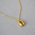 Collar minimalista chapado en oro con colgante de herradura y textura vintage mate - Oro Antiguo