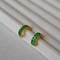 Elegantes pendientes dorados con circonitas verdes rectangulares en expositor - Verde