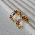 Detalle de los pendientes en C de oro con gemas de colores con corte de marquesa - Colorido