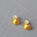Pendientes de clip geométricos cuadrados minimalistas con textura cepillada en oro mate - Pendientes de clip dorados