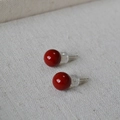 Boucles d'oreilles minimalistes en émail rouge avec tiges en argent 925 sur lin - Rouge 8mm