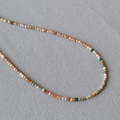 Détail macro de perles cubiques en pierre naturelle aux tons terre pour collier ras de cou - Agate d'Alashan