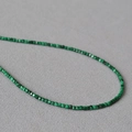 Vue macro de perles de malachite verte facettées montrant des textures et détails naturels - Malachite