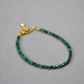 Dettaglio del bracciale con perline di malachite quadrate con chiusura dorata - Malachite
