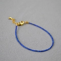Bracciale minimalista con perline di lapislazzuli blu e chiusura dorata regolabile - Stile Lapislazzuli Blu Scuro Letterario (Modello 3)