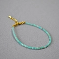 Vue détaillée du bracelet en pierres bleu clair facettées avec fermoir mousqueton doré - Amazonite