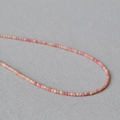 Nahaufnahme einer Vintage-Halskette mit rosa und roten facettierten Natursteinen - Rhodonit