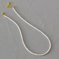 Dettaglio della collana di perle in apatite naturale e conchiglia con chiusura regolabile - Collana Queen Shell