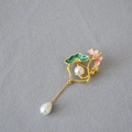 Spilla loto in ottone dorato con petali in smalto, foglie verdi e nappa di perle - Stile Loto (MYP031-GD)