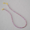 Dettaglio della collana di perle viola con chiusura a moschettone dorata e catenella - Collana di Fosfosiderite