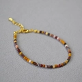 Dettaglio del bracciale di perline in pietra naturale quadrata con chiusura dorata regolabile - Diaspro Giallo