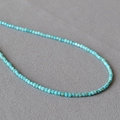 Makroaufnahme von himmelblauen Türkis-Würfelperlen Halskette mit natürlichen Adern - Blauer Türkis