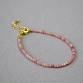 Bracelet en pierres naturelles roses avec perles carrées et fermoir doré réglable - Rhodonite
