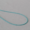 Dettaglio di perline di turchese finissime con trame naturali e design minimalista - Stile Turchese Ultrasottile / Blu