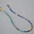 Collana girocollo di perline in lapislazzuli e pietra fenice con accenti dorati - Collana