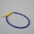 Vue détaillée de perles de pierre naturelle bleue facettée avec fermoir doré - Lapis-lazuli