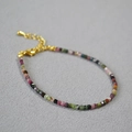 Dettaglio del bracciale con perline quadrate di tormalina multicolore e chiusura dorata - Tormalina