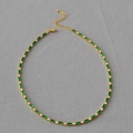 Detalle del collar bañado en oro con circonitas verdes de corte rectangular y cristales - Verde
