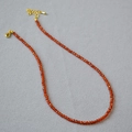 Collana di agata rossa sfaccettata con chiusura dorata e catena di estensione - Collana