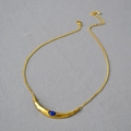 Collana a mezzaluna in oro opaco con lapislazzuli su catena sottile elegante - Collana