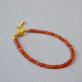 Bracciale con perle di agata rossa sfaccettata, chiusura a moschettone e catena regolabile - Bracciale